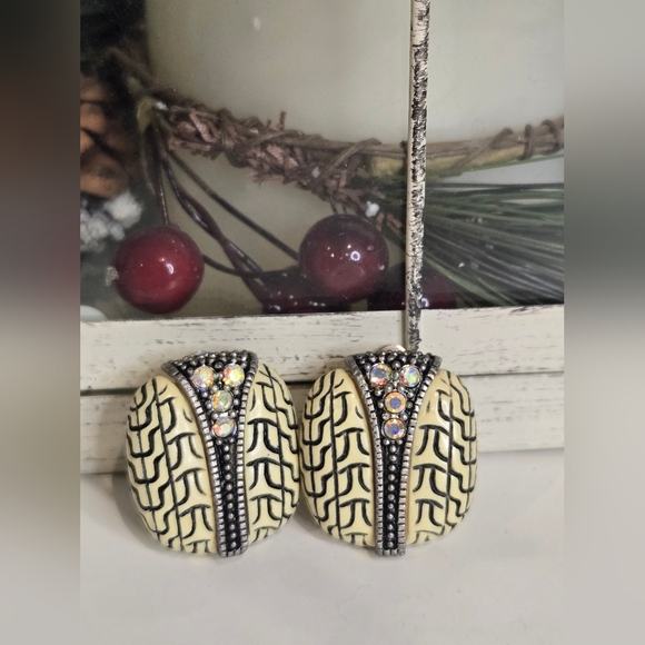 Unbranded Jewelry - Cream and Black Clip On Earrings